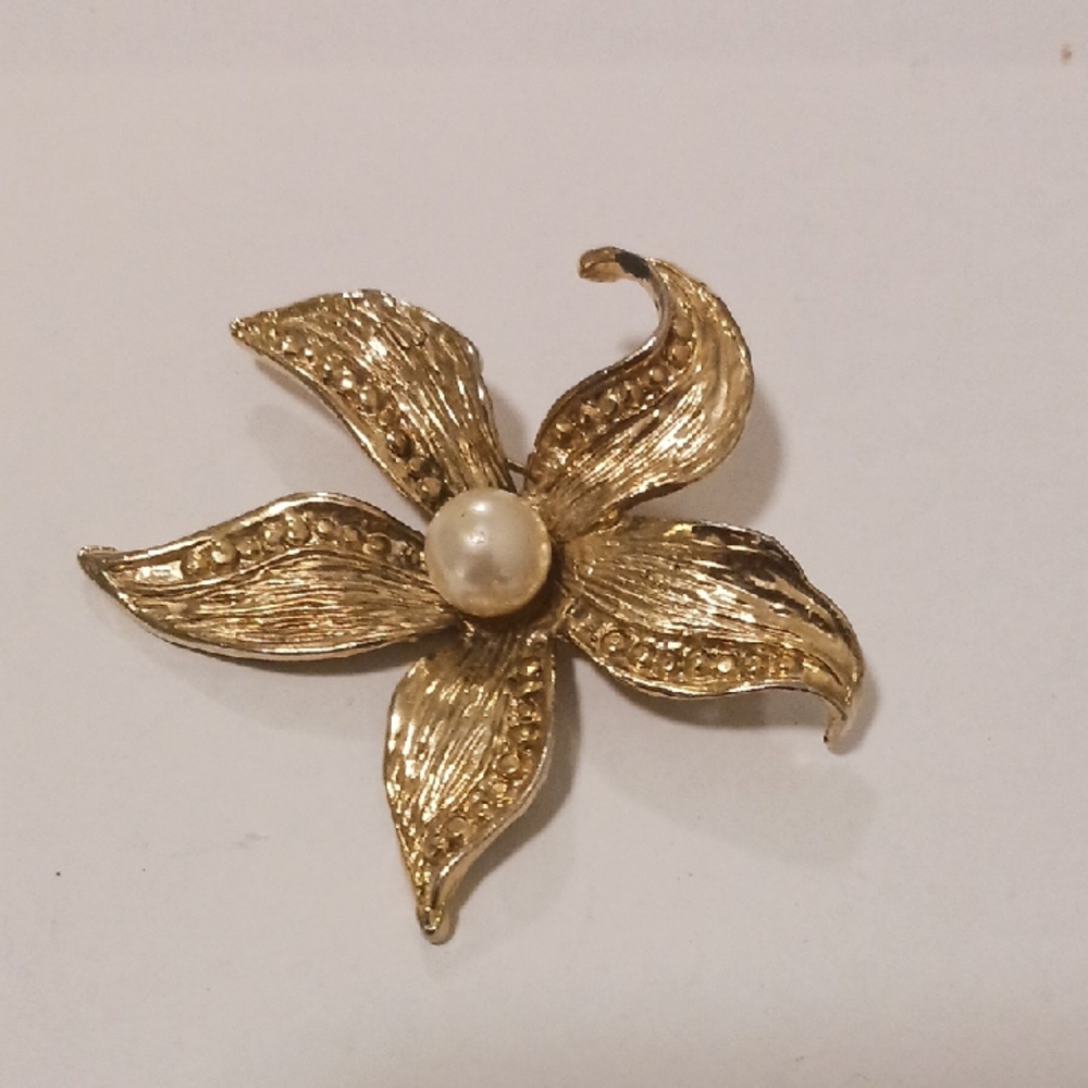 Source Unknown Vintage Gold Tone Flower Brooch with Faux Pearl Center